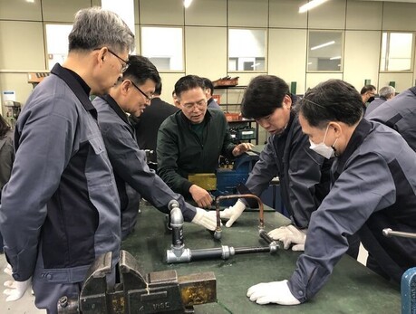 [AI시대 일자리 풍경③] "AI가 전기배선은 못 만지잖아요"