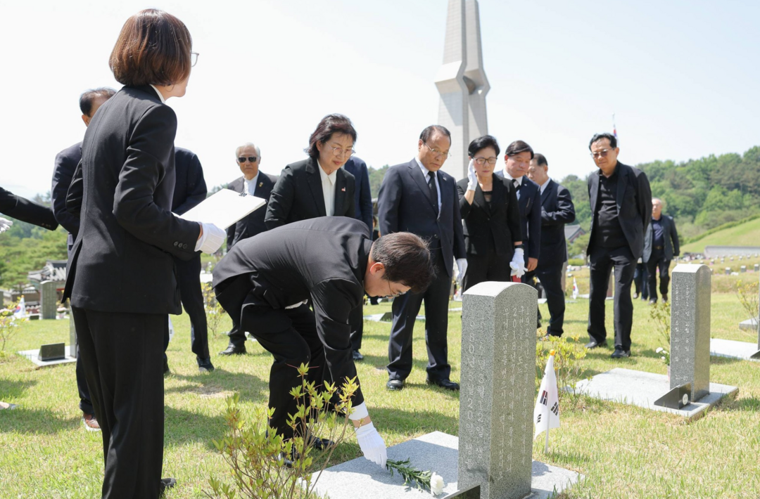 광주 망월동 찾은 김동연 "...
