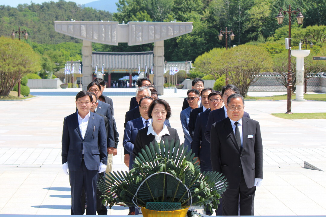 광주 간 추미애 "정권 교체...