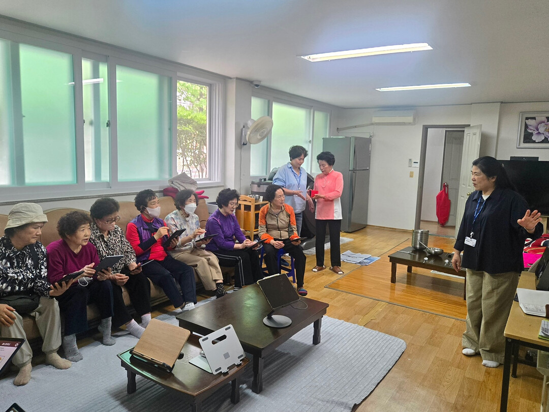 대구시 경로당에서 AI와 스마트폰 교...