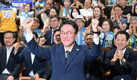 김민석, 정청래 저격 출사표…여론조사 선두는