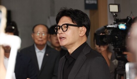 여야 공격 받는 한동훈…단독플레이 득과 실